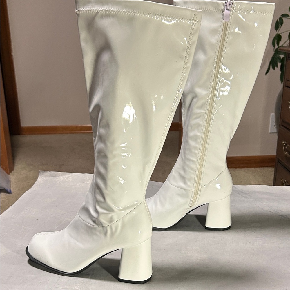 Sexy NWOT White Stretch Patent Leather Knee-High Heeled Go-Go Boots, Size 8 - Picture 4 of 13